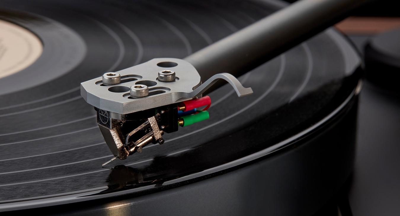 Close-up of the cartridge and tonearm