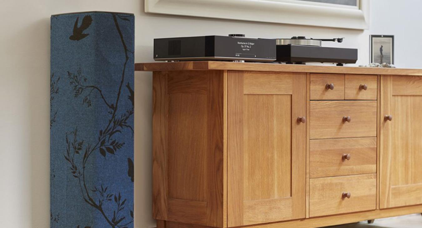 A Linn 530 speaker beside a sideboard with a Linn Classic Hub