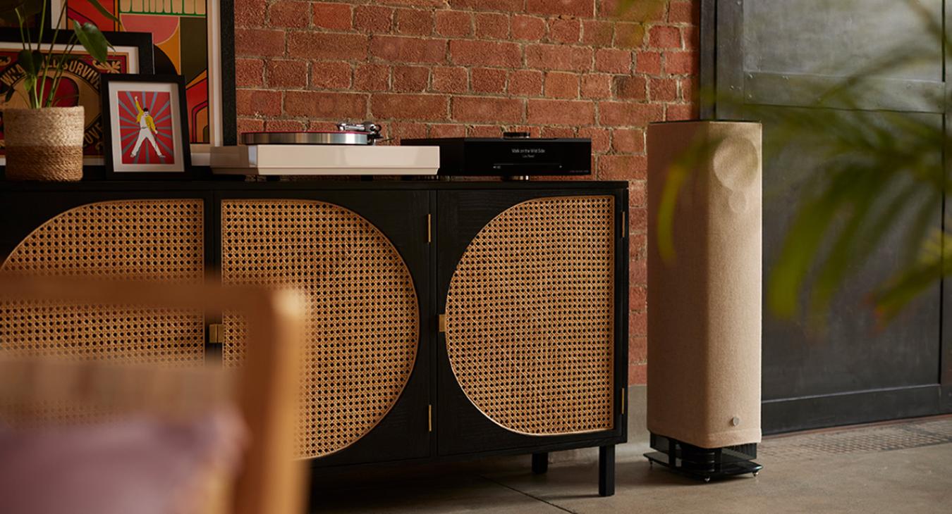 Linn 530 speaker with an Edition Hub on a sideboard